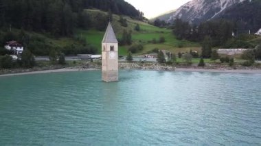 Güney Tyrol, Curon Venosta 'daki Reschensee yapay gölünün suyundan çıkan ikonik eski Graun kilise kulesi.