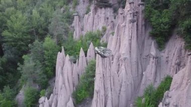 Güney Tyrol, İtalya 'daki inanılmaz toprak piramitleri yeşil ormanın üzerinde yükseliyor.