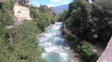 Passirio Nehri, İtalya 'nın Güney Tyrol kentindeki dağlarla çevrili ünlü bir kaplıca kasabası olan Merano' nun şehir merkezinden akıyor.