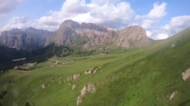 Güneşli bir yaz gününde, İtalyan Dolomitleri ile Langkofel ve Sella dağlarının güzel manzarasının panoramik görüntüsü mavi gökyüzü ve bulutlarla, Trentino Alto Adige, İtalya