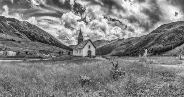 Schnalstal 'da yeşil bir çayırda duran küçük bir kilisenin manzarası, Güney Tyrol' da bir vadi, İtalyan Alpleri, İtalya