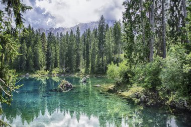 Zümrüt yeşili Carezza Gölü 'nün panoramik manzarası İtalyan Dolomitleri' ndeki Latemar Dağı 'nı yansıtıyor, Trentino Alto Adige, İtalya