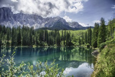 Zümrüt yeşili Carezza Gölü 'nün panoramik manzarası İtalyan Dolomitleri' ndeki Latemar Dağı 'nı yansıtıyor, Trentino Alto Adige, İtalya