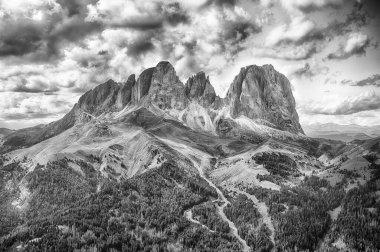 İtalyan Dolomitleri 'ndeki Langkofel Grubu, İtalya' nın Trentino Alto Adige bölgesindeki Canazei Belvedere bölgesinde görüldüğü gibi doğanın güzelliğini ve ihtişamını gözler önüne sererek uzun ve görkemli bir şekilde ayakta duruyor.