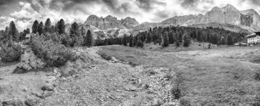 İtalyan Dolomitleri 'ndeki Rosengarten Grubu' nun yükselen zirvelerine giden yürüyüş yolunun manzarası, Trentino Alto Adige, İtalya