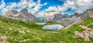 Sexten Dolomitlerinin zirvelerini yansıtan Alp Piani Gölleri manzarası, Güney Tyrol, İtalya