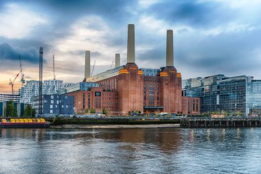 Battersea Elektrik Santrali, Londra, İngiltere 'de Thames nehrine bakan sembolik yapı ve simge.