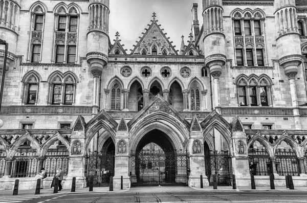 Strand, Londra, İngiltere ve İngiltere 'deki Kraliyet Adalet Divanı' nın ana girişi.