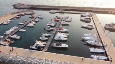 Sperlonga limanının manzarası, İtalya 'nın Latina ilinin bir kıyı kasabası, Roma ile Napoli arasında yaklaşık yarı yolda.