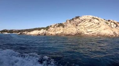 İtalya 'nın kuzeyindeki Bonifacio Boğazı yakınlarındaki Budelli, Maddalena Takımadası' ndaki sahil manzarası