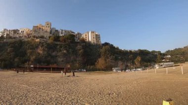 Sperlonga üzerindeki manzara, İtalya 'nın Latina ilinin bir kıyı kasabası, Roma ile Napoli arasında yaklaşık yarı yolda.