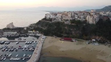 Sperlonga üzerindeki manzara, İtalya 'nın Latina ilinin bir kıyı kasabası, Roma ile Napoli arasında yaklaşık yarı yolda.