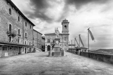 Manzaralı Özgürlük Meydanı, dünyanın en eski cumhuriyetinin kalbine yerleşmiş ve San Marino 'nun ana simgelerinden biridir.