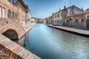 Comacchio 'nun merkezinde yürüyen, İtalya' nın Ferrara ilindeki kanalları ve köprüleri olan pitoresk bir kasaba