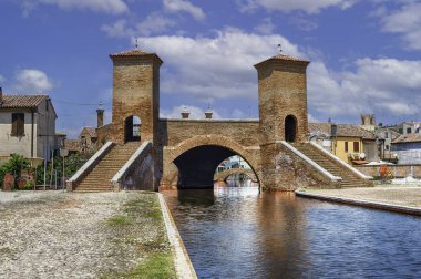 Trepponti Köprüsü 'nü, bir taş kemer köprüsünü ve Comacchio, İtalya' nın simgesel simgesini görebilirsiniz.