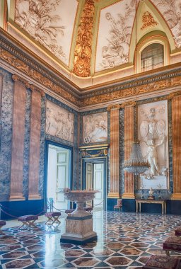 CASERTA, İtalya - 1 Nisan 2024 Caserta Kraliyet Sarayı 'nın içindeki saray, karmaşık freskler ve altın ayrıntılarla dolu