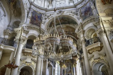 PRAG - 10 Mayıs 2024: Çek Cumhuriyeti Prag 'daki St. Nicholas Kilisesi' nin süslü iç mekanı