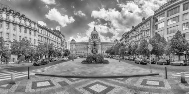 PRAGE - 12 Mayıs 2024: Prag 'da Wenceslas Meydanı' nda yürüyen turistler, arka planda Ulusal Müze 'nin etkileyici neo rönesans cephesiyle