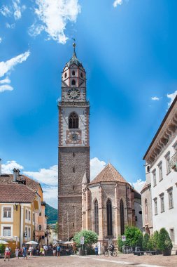 Merano, İtalya - 22 Temmuz 2024: St. Nicholas Kilisesi Saat Kulesi, Merano, Güney Tyrol, İtalya 'nın ana binalarından ve simgelerinden biridir.