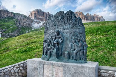 CANAZEI, ITALY - 24 Temmuz 2024: Bisikletçi Fausto Coppi 'nin Pordoi Geçidi' nde Giro d 'Italia' nın sahnesini kazandığını gösteren bronz anıt