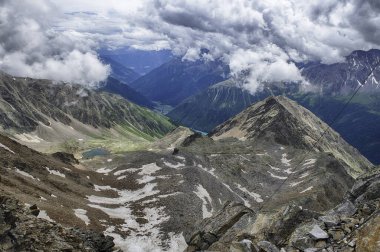 Güney Tyrol, Trentino Alto Adige, İtalya 'daki Schnalstal Buzulu' nun yeşil vadileri üzerinde güzel bir manzara.