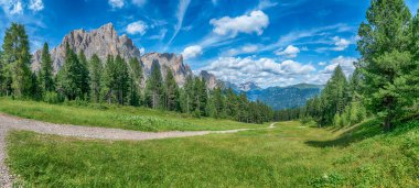 İtalyan Dolomitlerin manzarasında Rosengarten Grubu ve Vajolet Kuleleri, Trentino Alto Adige, İtalya