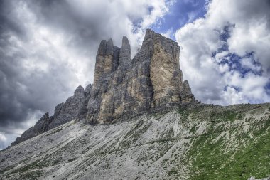 Tre Cime di Lavaredo 'nun etkileyici zirveleri dramatik bulutların altında yükseliyor, Dolomitler, İtalya