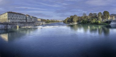 Po nehri, güneşli bir sonbahar gününde İtalya 'nın Torino şehrinde akar.