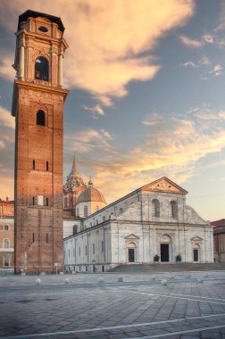 Torino Katedrali, gün batımında parlayan çan kulesi Piazza San Giovanni, Torino, İtalya