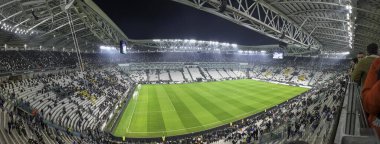 TURIN, İtalya - 9 Kasım 2024: Serie A maçında Allianz Stadyumu 'nun panoramik görüntüsü, canlı yeşil alan ve coşkulu kalabalığın yer aldığı Juventus ve Torino arasında oynanan maç