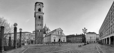 TURIN, İTALYA - 11 Kasım 2024: Torino Katedrali, gün batımında Piazza San Giovanni, Torino, İtalya 'da parlayan çan kulesi