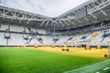 TURIN, İtalya - 12 Kasım 2024: Torino, İtalya 'daki Allianz Stadyumu' ndaki Juventus Futbol Kulübü 'nün oyun sahasının manzarası