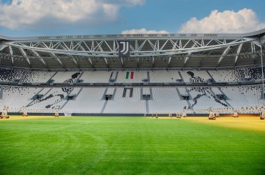 TURIN, İtalya - 12 Kasım 2024: Torino, İtalya 'daki Allianz Stadyumu' ndaki Juventus Futbol Kulübü 'nün oyun sahasının manzarası