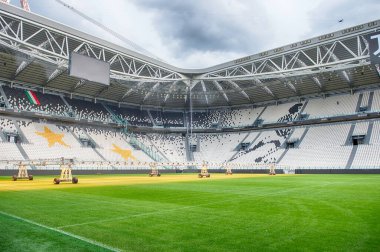 TURIN, İtalya - 12 Kasım 2024: Torino, İtalya 'daki Allianz Stadyumu' ndaki Juventus Futbol Kulübü 'nün oyun sahasının manzarası