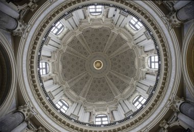 TURIN, İTALYA - 12 Kasım 2024: Torino, İtalya 'daki Basilica di Superga' nın içindeki kubbenin karmaşık ayrıntılarına ve ihtişamına bakmak bir merak uyandırıyor