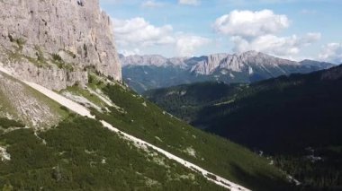 İtalyan Dolomitlerin manzarasında Rosengarten Grubu ve Vajolet Kuleleri, Trentino Alto Adige, İtalya