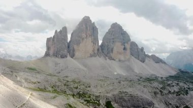 Yürüyüş yolu Tre Cime di Lavaredo 'ya çıkıyor. Kuzeydoğu İtalya' nın Sexten Dolomitleri 'nde zirve gibi üç farklı savaş alanı.