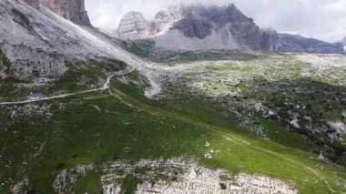 İtalya 'nın Dolomitler bölgesindeki Tre Cime di Lavaredo tepelerine giden dağ manzaralı yürüyüş yolları.