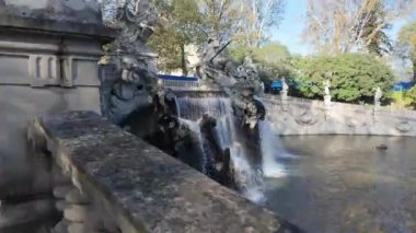 Torino, İtalya 'da popüler bir turizm merkezi olan Valentino Halk Parkı' ndaki On İki Ayın Çeşmesi manzarası