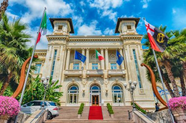 İtalya 'daki Sanremo Kumarhanesi' nin ön cephesi. Bina, Ligurian şehrinin ana simgelerinden biridir.