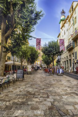 GRASSE, FRANCE - 17 Ağustos 2019 'da Fransa' nın Cote d 'Azur kentindeki Place aux Aires meydanının görüntüsü. Şehir dünyanın parfüm başkenti olarak kabul edilir.