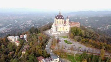 Superga 'nın ikonik Bazilikası, Savoy ailesinin gömüldüğü yer ve Torino, İtalya yakınlarındaki manzara simgesi.