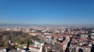 Torino şehir merkezinin panoramik hava manzarası ve arkada Alpler 'in dağları, İtalya