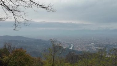 İtalya, Torino 'nun panoramik manzarası, Po nehrinin şehir manzarası boyunca kıvrımlı, arka planda Alpler