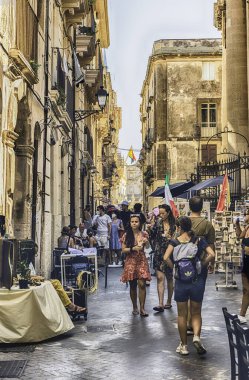 Syracuse, İtalya - 14 Ağustos: Ortigia 'nın pitoresk caddelerinde yürümek, Syracuse, Sicilya, İtalya manzaralı bir bölge