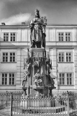Kutsal Roma İmparatoru 4. Charles 'ın bronz heykeli, Çek Cumhuriyeti Prag' da dimdik duruyordu.