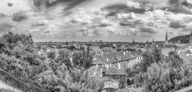 Prag şehir manzarası, Çek başkentindeki tarihi binaların çatılarını gösteriyor.