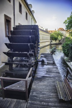 Çek Cumhuriyeti Prag 'daki Şeytan Nehri olarak da bilinen Certovka Nehri' nin antik su değirmenleriyle manzarası.