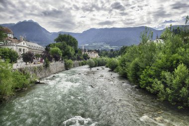 Passirio Nehri, İtalya 'nın Güney Tyrol kentindeki dağlarla çevrili ünlü bir kaplıca kasabası olan Merano' nun şehir merkezinden akıyor.