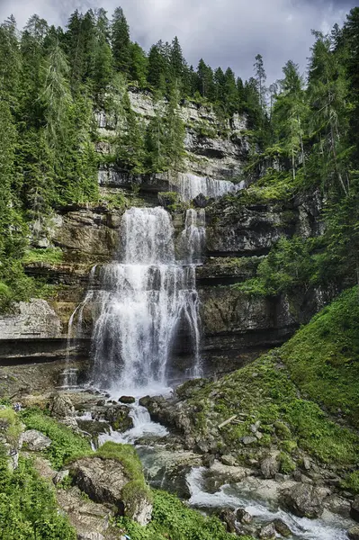 İtalya 'nın Dolomitler Dağları' ndaki Vallesinella Şelalesi 'nde su çağlayarak akıyor.